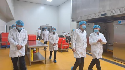 安庆市副市长王赵春深入城区集中配餐企业调研